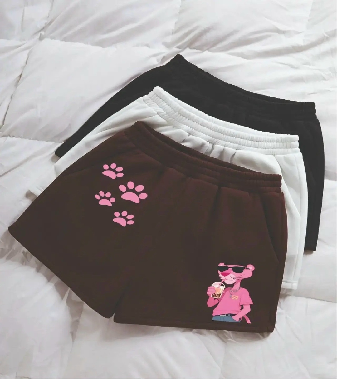 Чёрно-белый fashion-принт на текстиле